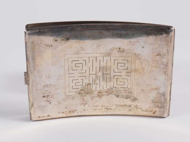 Vietnam, vers 1900 Etui à cigarette en argent, à décor d’un paysan exé