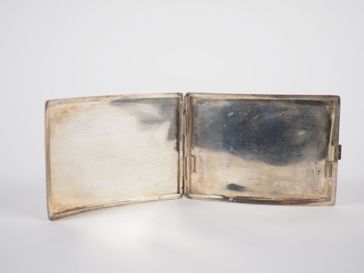 Vietnam, vers 1900 Etui à cigarette en argent, à décor d’un paysan exé