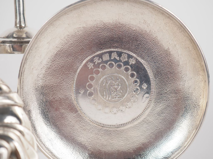 Vietnam, vers 1900 Ensemble de cinq éléments en argent comprenant, un 