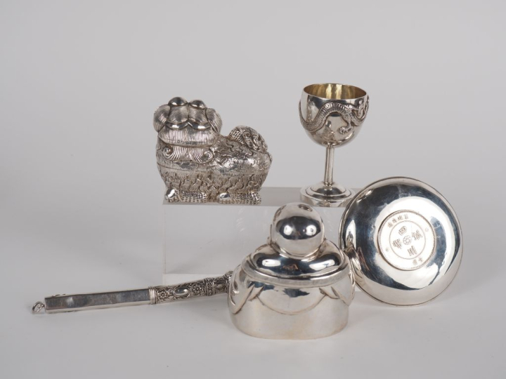 Vietnam, vers 1900 Ensemble de cinq éléments en argent comprenant, un 