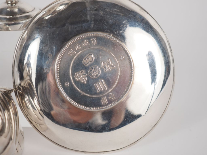 Vietnam, vers 1900 Ensemble de cinq éléments en argent comprenant, un 