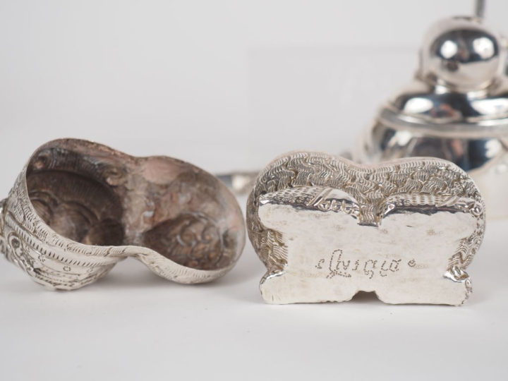 Vietnam, vers 1900 Ensemble de cinq éléments en argent comprenant, un 