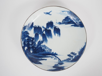 Vente aux enchères Vietnam,  XIXe siècle Plat en porcelaine de Hue, à décor en bleu sous 