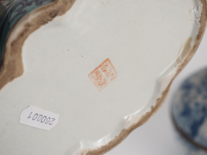 Vietnam et Chine, travail moderne Lot comprenant deux bouillons couver