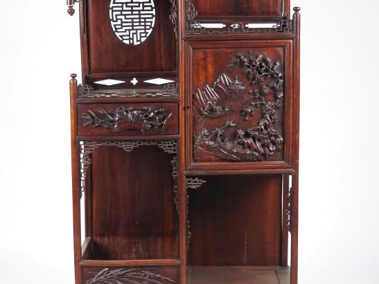 Indochine, vers 1920 Meuble à étagères à pieds galbés, ouvrant à une p