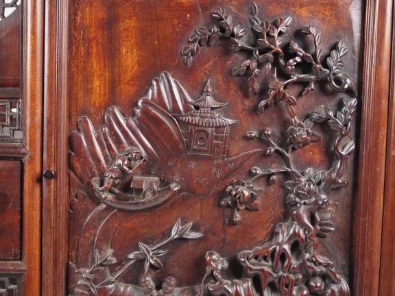 Indochine, vers 1920 Meuble à étagères à pieds galbés, ouvrant à une p