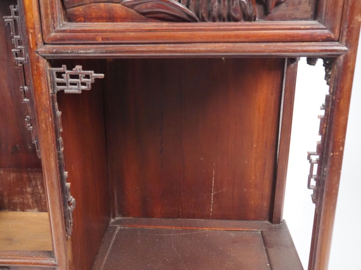 Indochine, vers 1920 Meuble à étagères à pieds galbés, ouvrant à une p