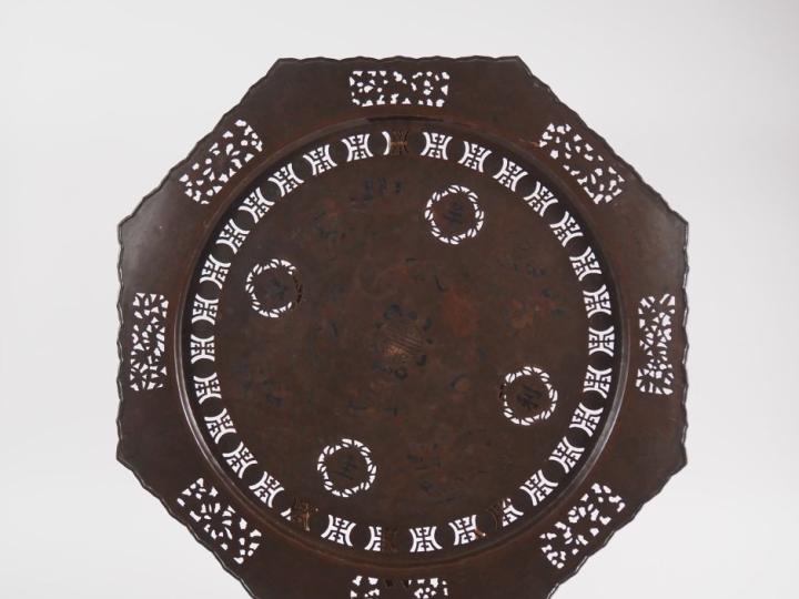 Indochine, vers 1920, Important plateau octogonale en cuivre, à décor 