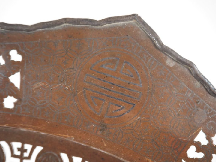 Indochine, vers 1920, Important plateau octogonale en cuivre, à décor 