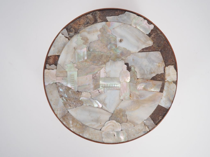 Vietnam, travail de Nandhin, début XXe siècle Boîte circulaire en bois