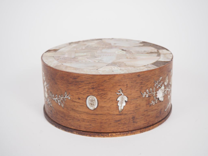 Vietnam, travail de Nandhin, début XXe siècle Boîte circulaire en bois