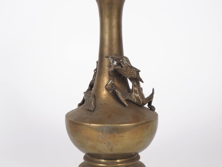 Vietnam, vers 1900 Vase pansu à col légèrement évasé, en bronze, un dr