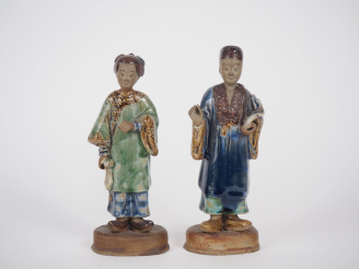 Vente aux enchères Vietnam, vers 1920 Deux statuettes en céramique céladon, beige et bleu