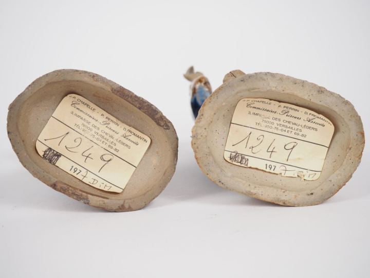 Vietnam, vers 1920 Deux statuettes en céramique céladon, beige et bleu