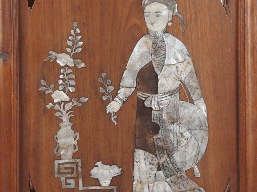 Panneau indochinois en marqueterie de nacre "jeune homme à la branche 