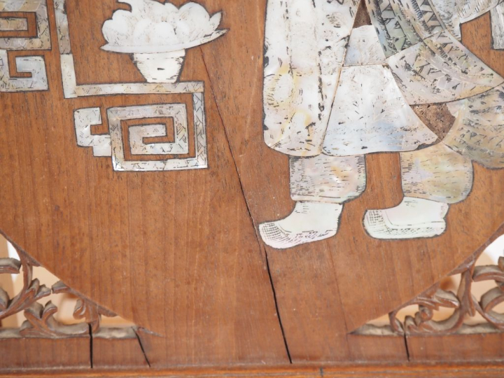 Panneau indochinois en marqueterie de nacre "jeune homme à la branche 