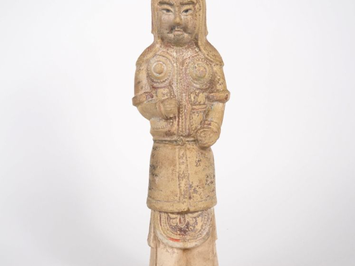 Chine, période Tang Mingqi en terre cuite beige anciennement vernissée
