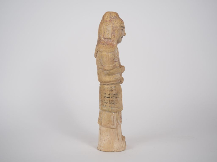 Chine, période Tang Mingqi en terre cuite beige anciennement vernissée