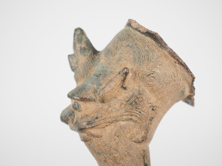 Chine, XVIIe siècle Pied de brûle-parfum, craché par une tête de Qilin