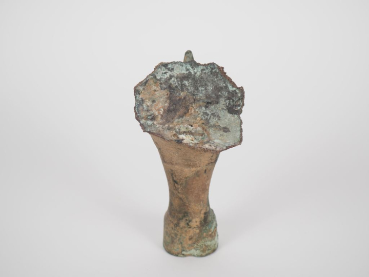 Chine, XVIIe siècle Pied de brûle-parfum, craché par une tête de Qilin