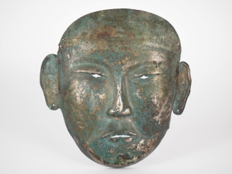Vente aux enchères Chine.  Masque en cuivre argenté, dans le style des masques funéraires