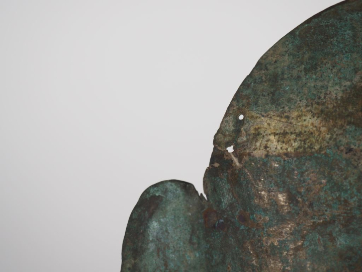 Chine.  Masque en cuivre argenté, dans le style des masques funéraires