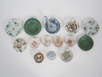 Vente aux enchères Chine, XIXe siècle,  Ensemble comprenant 15 porcelaines, dont coupes c