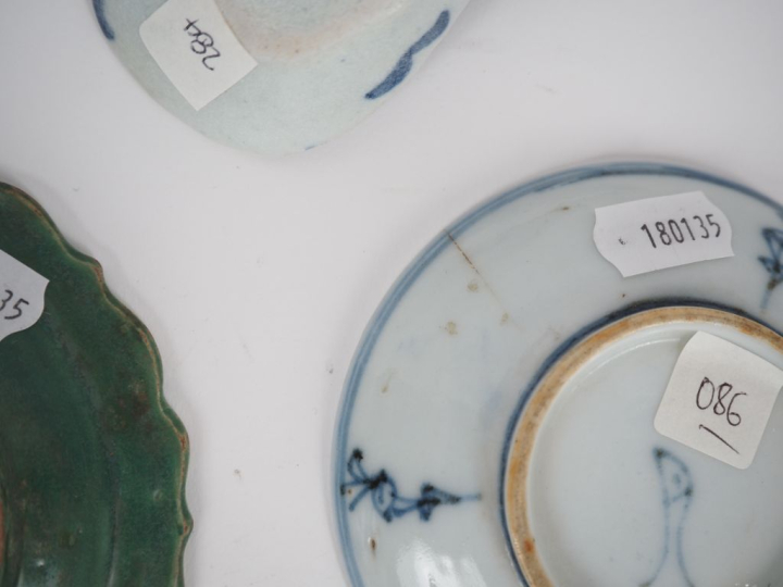 Chine, XIXe siècle,  Ensemble comprenant 15 porcelaines, dont coupes c