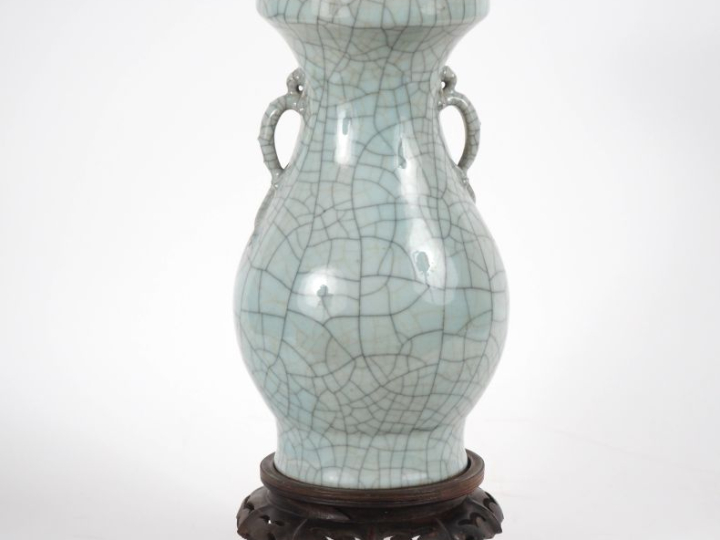 Chine, XIXe siècle Vase Hu en porcelaine et émail craquelé céladon de 