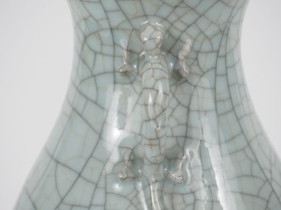 Chine, XIXe siècle Vase Hu en porcelaine et émail craquelé céladon de 