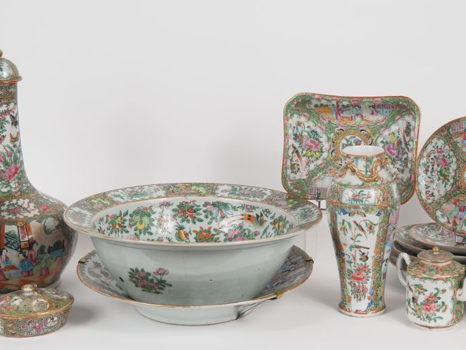 Chine, Canton, vers 1880-1900 Ensemble d’éléments de service, comprena
