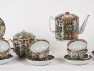 Vente aux enchères Chine, Canton, vers 1880-1900 Service en porcelaine comprenant, une th