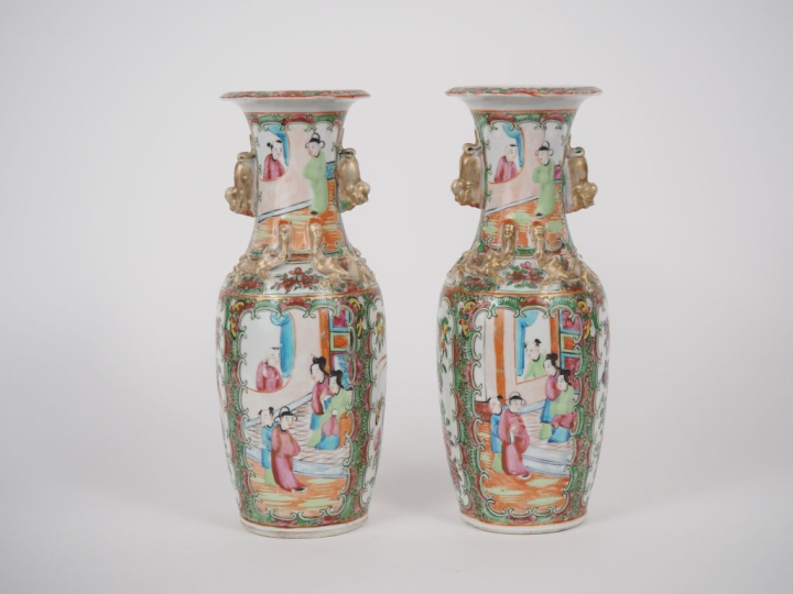 Chine, Canton, vers 1900 Paire de vases de forme balustre en porcelain