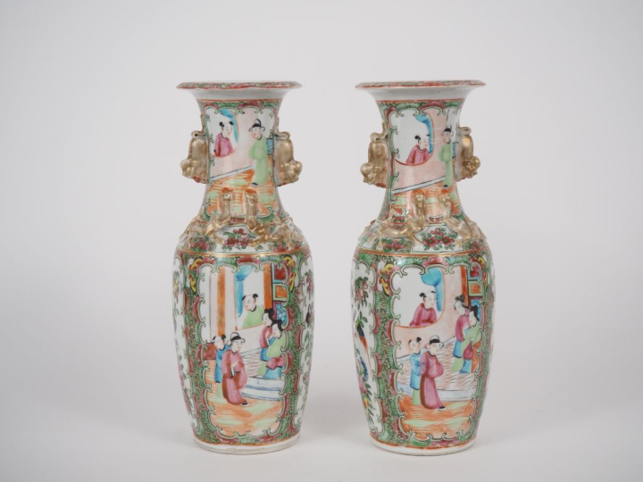 Chine, Canton, vers 1900 Paire de vases de forme balustre en porcelain