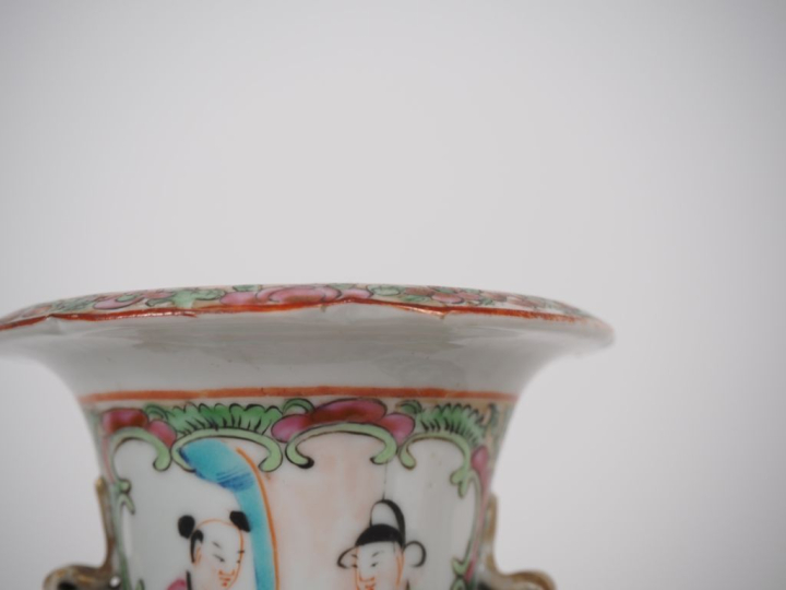 Chine, Canton, vers 1900 Paire de vases de forme balustre en porcelain