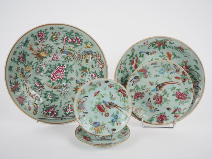 Chine, fin XIXe siècle Ensemble de porcelaines de Canton, à décor de s