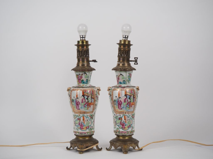 Chine, Canton, XIXe siècle Paire de vases en porcelaine de style famil