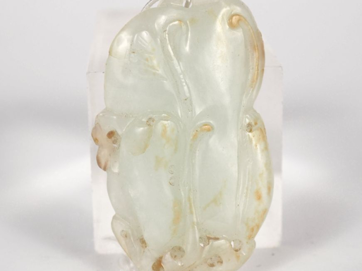 Chine, période Jiaqing Pendentif en jade céladon légèrement infusé de 