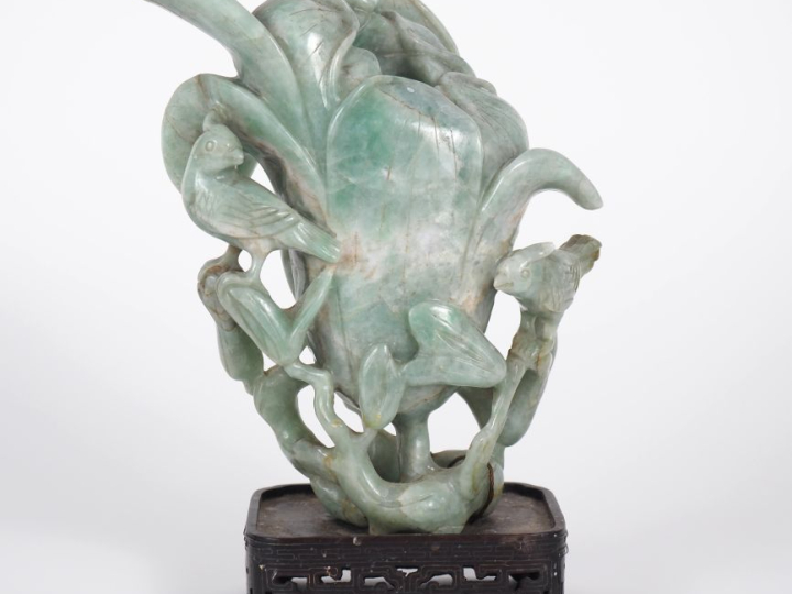Chine, vers 1900 Vase en jadéite, à décor un couple d’oiseaux entouran