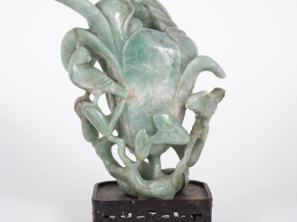 Vente aux enchères Chine, vers 1900 Vase en jadéite, à décor un couple d’oiseaux entouran
