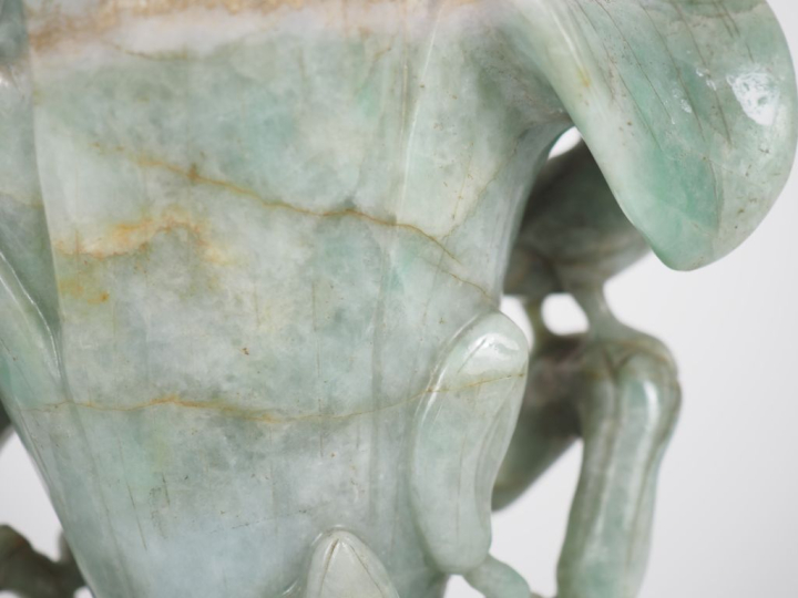 Chine, vers 1900 Vase en jadéite, à décor un couple d’oiseaux entouran