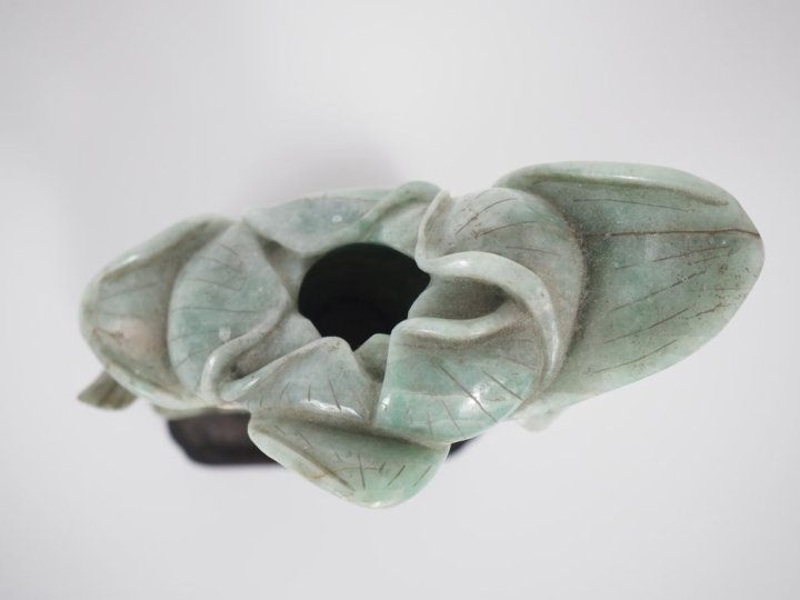 Chine, vers 1900 Vase en jadéite, à décor un couple d’oiseaux entouran