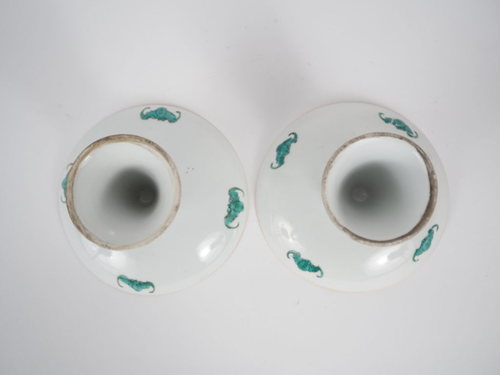 Chine, fin de la période Qing Paire de coupes sur piédouches en porcel