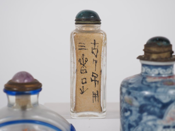 Chine, fin XIXe et XXe siècle Trois flacons tabatières, l’un en cylind