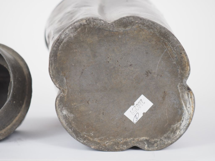 Chine, fin XIXe siècle Boîte à thé floriforme en étain.  H. 18 cm  (Pe