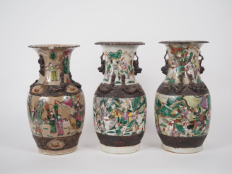 Vente aux enchères Chine, fin XIXe siècle Lot de trois vases en porcelaine de Nankin, com
