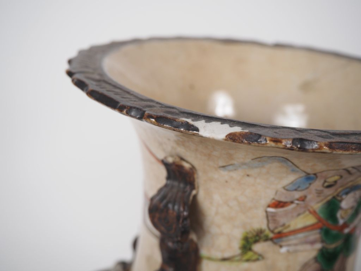 Chine, fin XIXe siècle Lot de trois vases en porcelaine de Nankin, com