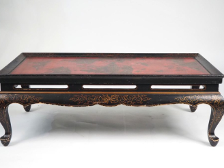Vente aux enchères Chine, fin XIXe siècle,  Table basse en laque, à décor en camaïeu de b