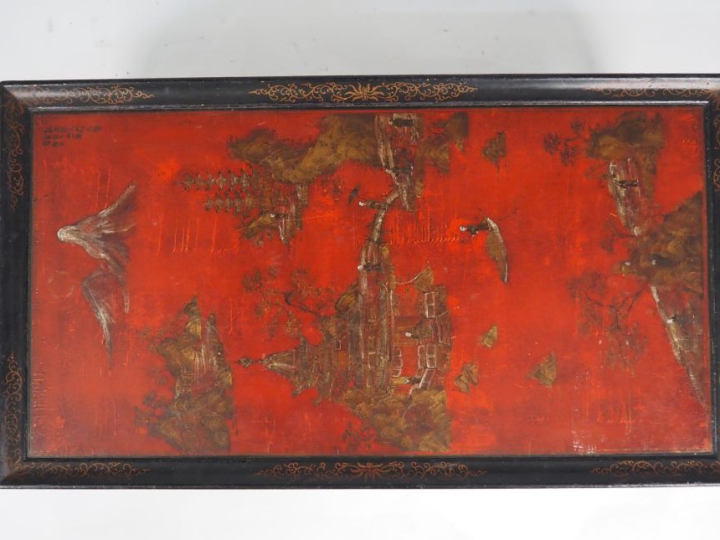 Chine, fin XIXe siècle,  Table basse en laque, à décor en camaïeu de b