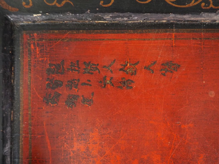 Chine, fin XIXe siècle,  Table basse en laque, à décor en camaïeu de b